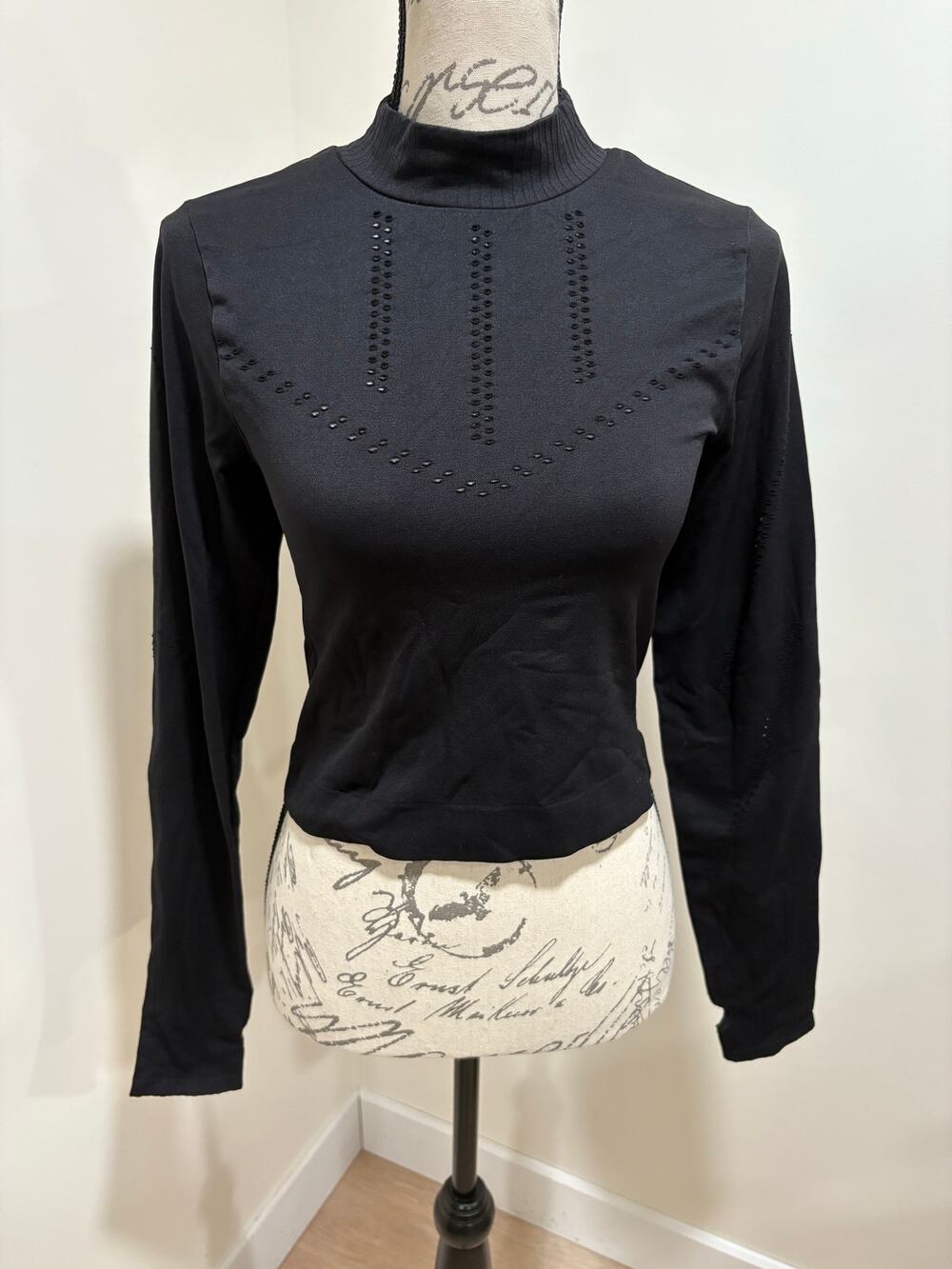 Seamless Old Navy Activewear Black Cropped Long Sleeve Athletic Top Size Large